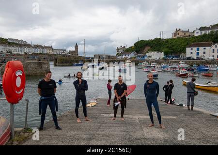 Black Matters porthleven , Porthleven, Cornwall, Großbritannien. Juni 2020. Ihr Ziel war es, Porthleven Cornwall Black Lives Matter, halten Sie sich an die Regierungen Richtlinien zur sozialen Distanzierung und bilden einen Kreis. Es gab eine Schweigeminute, gefolgt von einem Heulen, einem Platsch und einem Rufen, bevor es wieder zurück ging. Kredit: kathleen weiß/Alamy Live Nachrichten Stockfoto