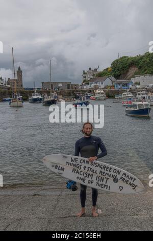 Porthleven, Cornwall, Großbritannien. Juni 2020. Ihr Ziel war es, die Regierungsrichtlinien zur sozialen Distanzierung einzuhalten und einen Kreis zu bilden. Es gab eine Schweigeminute, gefolgt von einem Heulen, einem Platsch und einem Rufen, bevor es wieder zurück ging. Kredit: kathleen weiß/Alamy Live Nachrichten Stockfoto