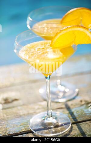 Champagner-Gläser mit Orangenscheibe Mimosa Cocktail Stockfoto