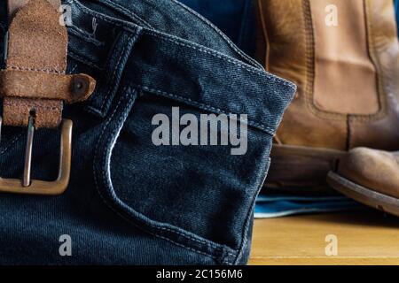 Schwarze Jeans auf dem Tisch. Stockfoto