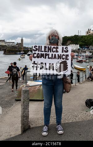 GROSSBRITANNIEN. Juni 2020. Ihr Ziel war es, die Regierungsrichtlinien zur sozialen Distanzierung einzuhalten und einen Kreis zu bilden. Es gab eine Schweigeminute, gefolgt von einem Heulen, einem Platschen und einem Rufen, bevor es wieder zurück ging. Kredit: kathleen weiß/Alamy Live Nachrichten Stockfoto