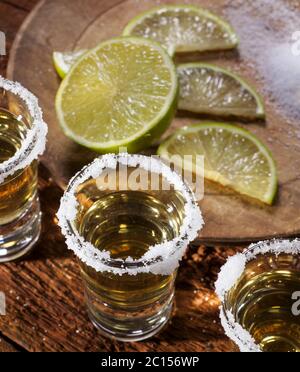 Tequila Aufnahmen auf Holzhintergrund Stockfoto