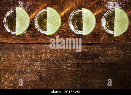 Tequila Aufnahmen auf Holzhintergrund Stockfoto