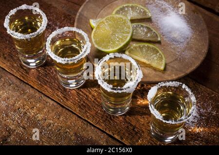 Tequila Aufnahmen auf Holzhintergrund Stockfoto