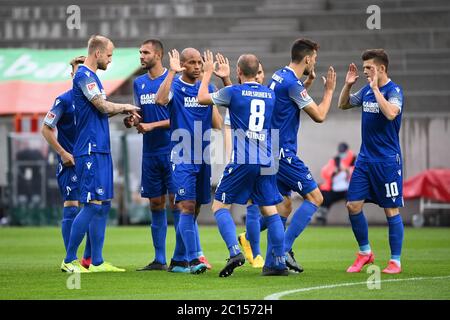 Karlsruhe, Deutschland. Juni 2020. KSC-Spieler vor dem Spiel klatschen. GES/Football/2. Bundesliga: Karlsruher SC - VfB Stuttgart, 14.06.2020 Fußball/Fußball: 2. Liga: Karlsruher Sport-Club vs VfB Stuttgart, Karlsruhe, 14. Juni 2020 zur weltweiten Nutzung Credit: dpa/Alamy Live News Stockfoto