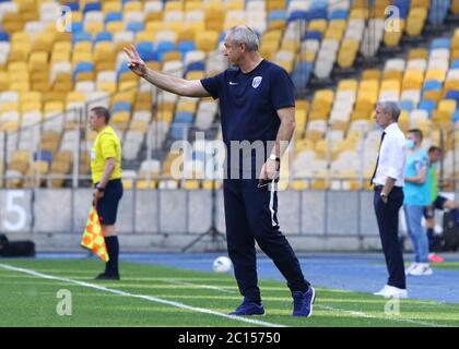 KIEW, UKRAINE - 6. JUNI 2020: Cheftrainer von Desna Tschernihiw Oleksandr Ryabokon im Einsatz während des Spiels der ukrainischen Premier League gegen Schachtar im NSC Olympiyskyi Stadion in Kiew Stockfoto