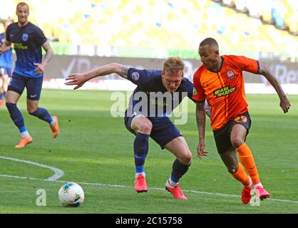 KIEW, UKRAINE - 6. JUNI 2020: Yoonas Tamm von Desna Tschernihiv (L) kämpft während ihres Spiels der Ukrainischen Premier League im NSC Olympiyskyi Stadion in Kiew um einen Ball mit Fernando von Schachtar Donezk Stockfoto