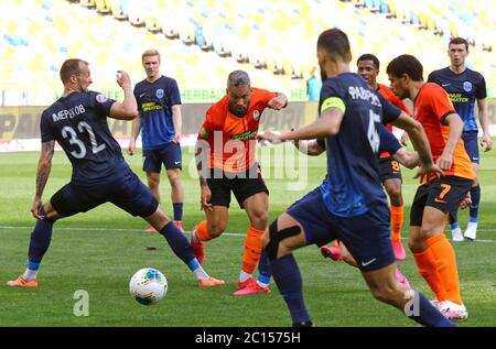 KIEW, UKRAINE - 6. JUNI 2020: Marlos von Schachtar Donezk (C) erzielt ein Tor während des Spiels der ukrainischen Premier League gegen Desna Tschernihiw im NSC Olympiyskyi Stadion in Kiew. Shakhtar gewann 3-2 Stockfoto