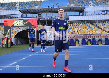 KIEW, UKRAINE - 6. JUNI 2020: Desna Tschernihiw Spieler gehen auf den Platz vor dem Spiel der ukrainischen Premier League gegen Schachtar Donezk im NSC Olympiyskyi Stadion in Kiew, Ukraine Stockfoto