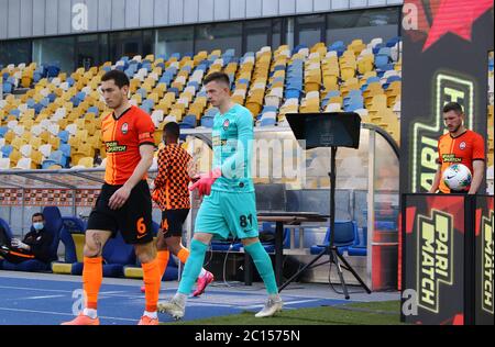 KIEW, UKRAINE - 6. JUNI 2020: Schachtar Donezk Spieler gehen auf den Platz vor dem Spiel der ukrainischen Premier League gegen Desna Tschernihiw im NSC Olympiyskyi Stadion in Kiew, Ukraine Stockfoto