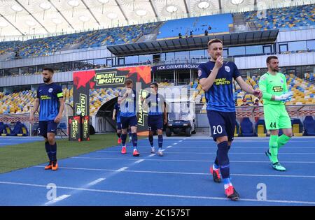 KIEW, UKRAINE - 6. JUNI 2020: Desna Tschernihiw Spieler gehen auf den Platz vor dem Spiel der ukrainischen Premier League gegen Schachtar Donezk im NSC Olympiyskyi Stadion in Kiew, Ukraine Stockfoto