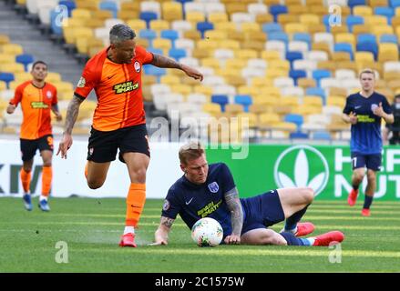 KIEW, UKRAINE - 6. JUNI 2020: Marlos von Schachtar Donezk (L) kämpft während ihres Spiels der Ukrainischen Premier League im NSC Olympiyskyi Stadion in Kiew um einen Ball mit Yoonas Tamm von Desna Tschernihiw Stockfoto