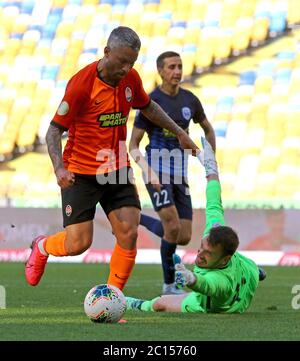 KIEW, UKRAINE - 6. JUNI 2020: Marlos von Schachtar Donezk (in Orange) greift während des Spiels der ukrainischen Premier League gegen Desna Tschernihiw im Olympiastadion des NSC in Kiew an. Shakhtar gewann 3-2 Stockfoto