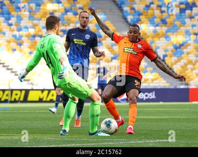 KIEW, UKRAINE - 6. JUNI 2020: Torhüter Jewhen Vergangenheit von Desna Tschernihiw kämpft für einen Ball mit Fernando von Schachtar Donezk während ihres Spiels der ukrainischen Premier League im NSC Olympiyskyi Stadion Stockfoto