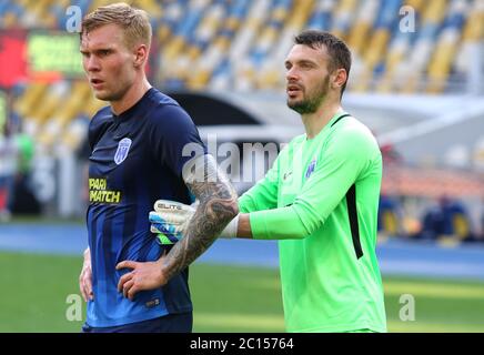 KIEW, UKRAINE - 6. JUNI 2020: Verteidiger Yoonas Tamm und Torhüter Jewhen Vergangenheit von Desna Tschernihiw in Aktion während des Spiels der ukrainischen Premier League gegen Schachtar Donezk im NSC Olympiyskyi Stadion Stockfoto