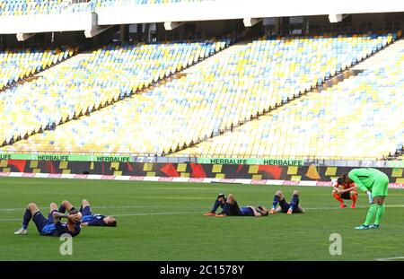 KIEW, UKRAINE - 6. JUNI 2020: Desna Tschernihiw Spieler liegen auf einem Platz, nachdem sie im Spiel der ukrainischen Premier League gegen Schachtar Donezk im Olympiastadion des NSC in Kiew verloren gegangen sind. Desna verlor 2-3 Stockfoto