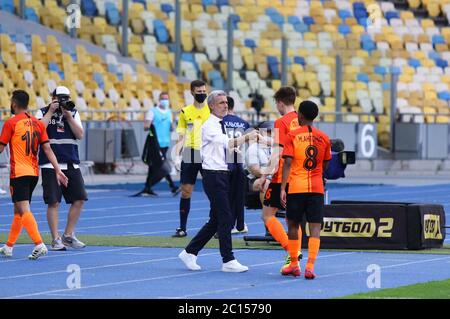 KIEW, UKRAINE - 6. JUNI 2020: Cheftrainer Luis Castro von Schachtar Donezk dankt seinen Spielern nach dem Spiel der ukrainischen Premier League gegen Schachtar Donezk im NSC Olympiyskyi Stadion. Shakhtar gewann 3-2 Stockfoto