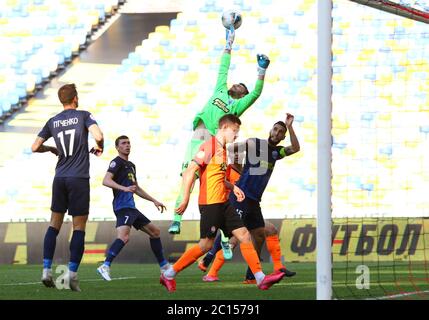 KIEW, UKRAINE - 6. JUNI 2020: Torhüter Jewhen Vergangenheit von Desna Tschernihiw in Aktion während des Spiels der ukrainischen Premier League gegen Schachtar Donezk im NSC Olympiyskyi Stadion in Kiew. Desna verlor 2-3 Stockfoto