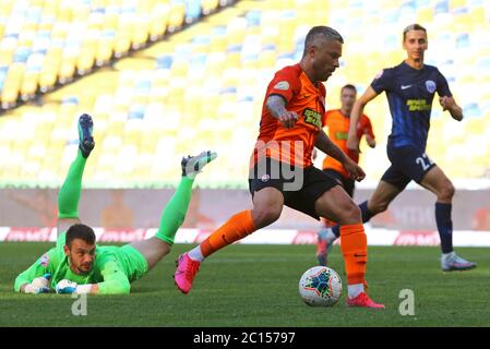 KIEW, UKRAINE - 6. JUNI 2020: Marlos von Schachtar Donezk (in Orange) greift während des Spiels der ukrainischen Premier League gegen Desna Tschernihiw im Olympiastadion des NSC in Kiew an. Shakhtar gewann 3-2 Stockfoto