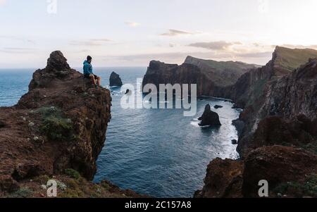 Abenteuerlicher Mann, der die Landschaft an einem hellen sonnigen Tag genießt. Auf einer Wanderung zur Insel Madeira: Ponta Sao Lourenco Wandertour Stockfoto