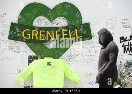 Menschen in der Grenfell Memorial Community Mosaik am Fuße des Tower Blocks in London zum dritten Jahrestag des Grenfell Tower Feuers, der am 14 2017. Juni 72 Menschenleben forderte. Stockfoto