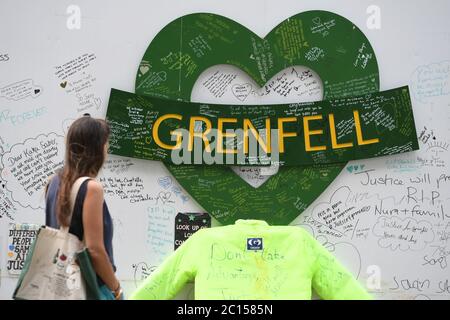 Menschen in der Grenfell Memorial Community Mosaik am Fuße des Tower Blocks in London zum dritten Jahrestag des Grenfell Tower Feuers, der am 14 2017. Juni 72 Menschenleben forderte. Stockfoto