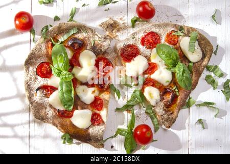 Pizza mit Vollkornmehl Stockfoto