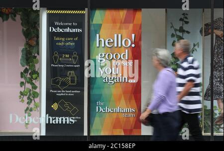 Die Menschen laufen am Debenhams Kaufhaus in der High Street in Winchester vorbei, bevor am 15. Juni die nicht unbedingt notwendigen Einzelhändler in England wieder eröffnet werden. Stockfoto