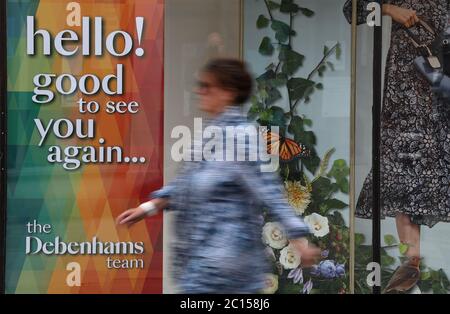 Die Menschen laufen am Debenhams Kaufhaus in der High Street in Winchester vorbei, bevor am 15. Juni die nicht unbedingt notwendigen Einzelhändler in England wieder eröffnet werden. Stockfoto