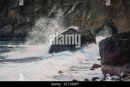Stein sieht große Wellen. Super verrückte Wellen in Portugal. Stockfoto