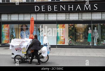 Die Menschen laufen am Debenhams Kaufhaus in der Hauptstraße in Winchester vorbei, bevor am 15. Juni die nicht unbedingt notwendigen Einzelhändler in England wieder eröffnet werden. Stockfoto