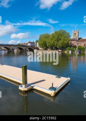 River Thames Landscape, Jetty, Henley Bridge und St Marys Church, Henley-on-Thames, Oxfordshire, England, Großbritannien, GB. Stockfoto