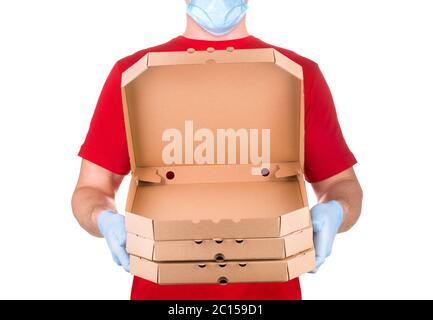 Lieferer in rotem T-Shirt und blauen medizinischen Handschuhen hält Pizza-Boxen isoliert Stockfoto
