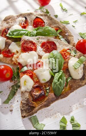 Pizza mit Vollkornmehl Stockfoto