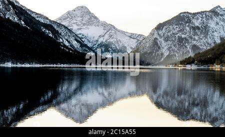 Schöne Natur Österreich Naturlandschaft Luftaufnahmen. Klares Wasser des Plansee, Österreich Stockfoto