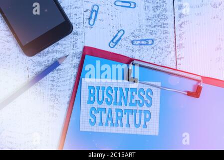 Handschrift Text Schreiben Business Startup. Konzeptionelles Foto während der ersten Phase der Einführung Commerce-Operationen Zwischenablage Papier Blatt Bleistift Notiz Stockfoto