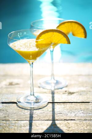 Champagner-Gläser mit Orangenscheibe Mimosa Cocktail Stockfoto