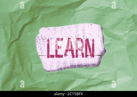 Konzeptionelle Handschrift zeigen Lernen. Konzept Bedeutung Prozess des Erwerbs neuer Änderung bestehenden Wissens Verhalten Grün zerknittert farbigen Papier sh Stockfoto