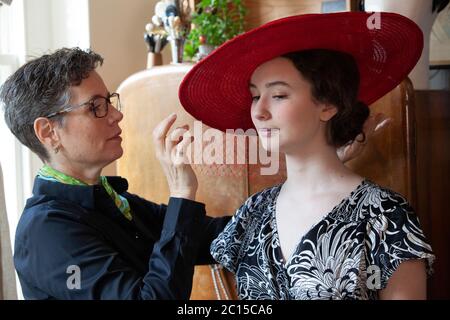 London, Großbritannien, 14. Juni 2020: Milliner Leanne Fredrick bereitet einen ihrer Hüte, von ihrer Tochter Eliana modelliert, für die Social Media-Spendenaktion "Royal Ascot at Home" vor, die vom 16. Bis 20. Juni läuft. Da das Pferderennen und die soziale Veranstaltung aufgrund von Maßnahmen zur sozialen Distanzierung durch Coronavirus abgesagt wurde, werden die Menschen ermutigt, Fotos ihrer Hüte und Outfits mit dem Haag zu posten #StyledWithThanks and make a donation to Ascot's Chosen Covid-19 Charities. Anna Watson/Alamy Live News. Stockfoto