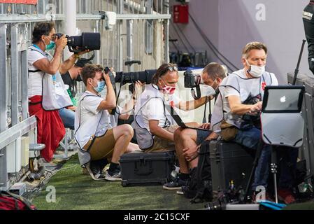 München, Deutschland, 13. Juni 2020, Fotografen beim Spiel FC BAYERN München - BORUSSIA MÖNCHENGLADBACH 2-1 in der 1.Bundesliga, Saison 2019/2020, 31.Spieltag, Gladbach, © Peter Schatz / Alamy Live News wichtig: Die DFL-BESTIMMUNGEN VERBIETEN DIE VERWENDUNG VON FOTOGRAFIEN als BILDSEQUENZEN und/oder QUASI-VIDEO - Nationale und internationale Nachrichtenagenturen AUSSCHLIESSLICH zur redaktionellen Verwendung Stockfoto