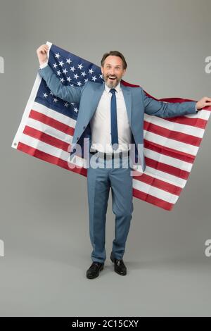 Freiheit und Gerechtigkeit für alle. Patriotischer Geschäftsmann halten amerikanische Flagge. Glücklicher Mann feiern Tag der Unabhängigkeit. Amerikanische Freiheit. Juli. Stolz und Freiheit. Freiheit und Streben nach Glück. Stockfoto