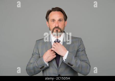 Sei exklusiv, sei du selbst. CEO fix Krawatte grauen Hintergrund. Formelle Mode. Formelle Kleidung. Mode Look von reifen Mann. Herrengarderobe. Modeladen. Edle Mode. Klassiker geht nie aus dem Stil. Stockfoto