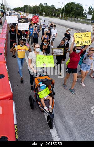 WEST PALM BEACH, FL - 13. Juni: Protest der Schwarzen im Okeeheelee Park am 13. Juni 2020 in West Palm Beach, Florida. Quelle: Mpi140/MediaPunch Stockfoto