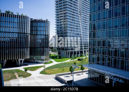 Gemeinsame moderne Apartment Wolkenkratzer, Hochhäuser, Architektur in den Himmel, Sonne. Wolkenkratzer aus einem niedrigen Winkel in der modernen Stadt Stockfoto