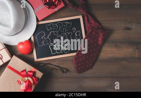 Happy Father's day auf blackbroad mit Zubehör Papa und Geschenkbox auf Holz Hintergrund, Liebe Vatertag Konzept Stockfoto