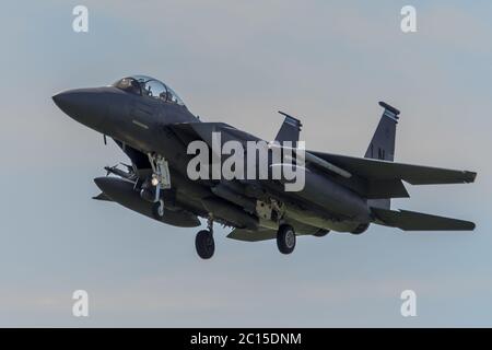 McDonnell Douglas F-15E trifft Eagle mit Unterfahrwerk nach unten auf RAF Lakenheath, Suffolk, Großbritannien. Aufgenommen am 20. April 2016. Stockfoto