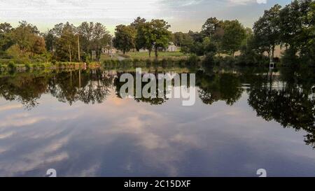 Schöne Spiegelung eines Fischteich umgeben von Bäumen in Frankreich. Stockfoto