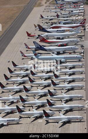 Marana, AZ, USA. Juni 2020. Aufgrund der Coronavirus-Pandemie in Marana, Arizona, am 13. Juni 2020 bleiben verschiedene Flugzeuge im Pinal Airpark gelagert. Kredit: Mpi34/Media Punch/Alamy Live Nachrichten Stockfoto