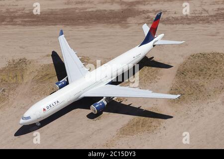 Marana, AZ, USA. Juni 2020. Aufgrund der Coronavirus-Pandemie in Marana, Arizona, am 13. Juni 2020 bleiben verschiedene Flugzeuge im Pinal Airpark gelagert. Kredit: Mpi34/Media Punch/Alamy Live Nachrichten Stockfoto