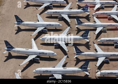 Marana, AZ, USA. Juni 2020. Aufgrund der Coronavirus-Pandemie in Marana, Arizona, am 13. Juni 2020 bleiben verschiedene Flugzeuge im Pinal Airpark gelagert. Kredit: Mpi34/Media Punch/Alamy Live Nachrichten Stockfoto